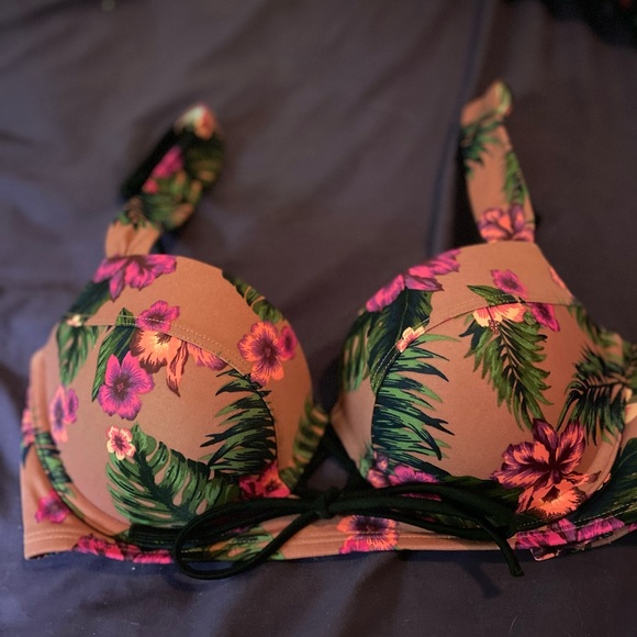 PINK Victoria's Secret Other - EUC Victoria’s Secret Pink Floral Bikini Top S-DD